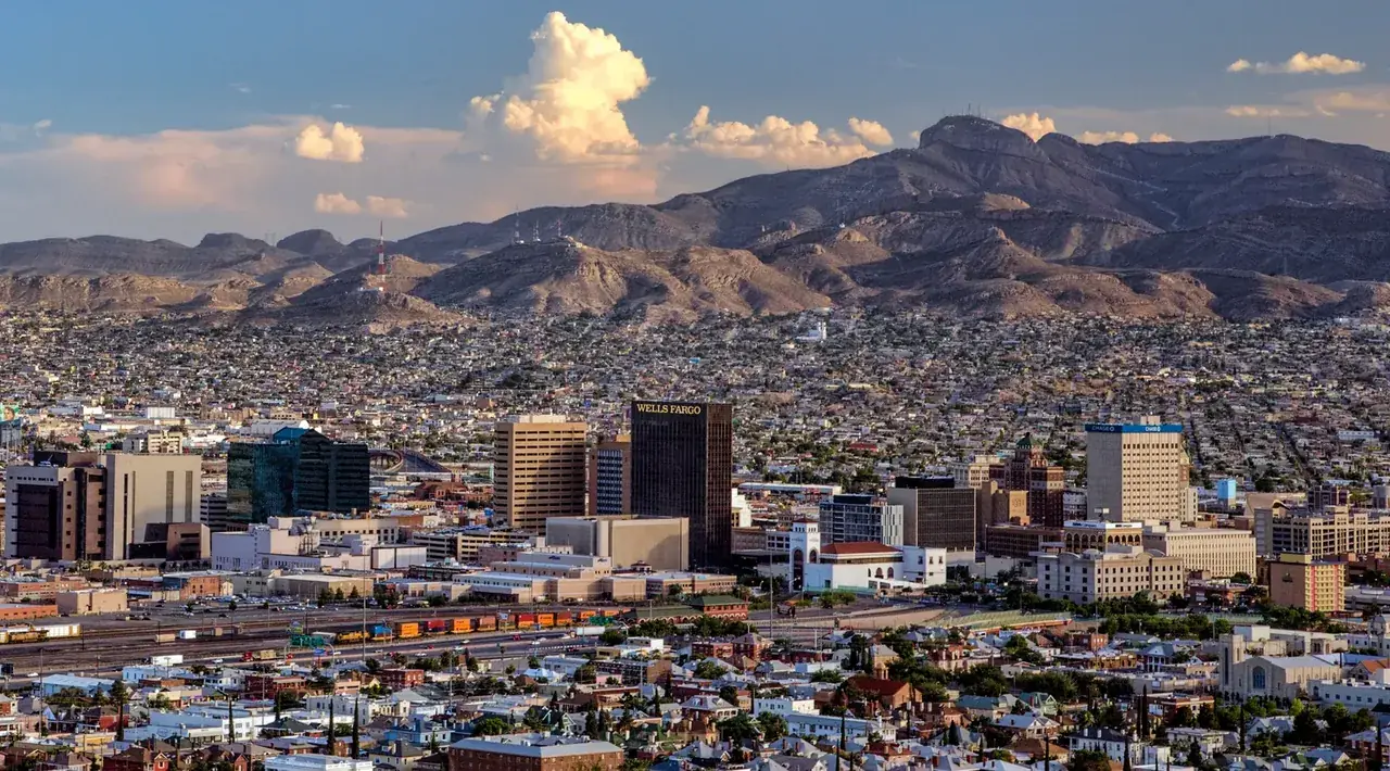 El Paso, Texas as seen from Scenic Drive on the Franklin Mountains.