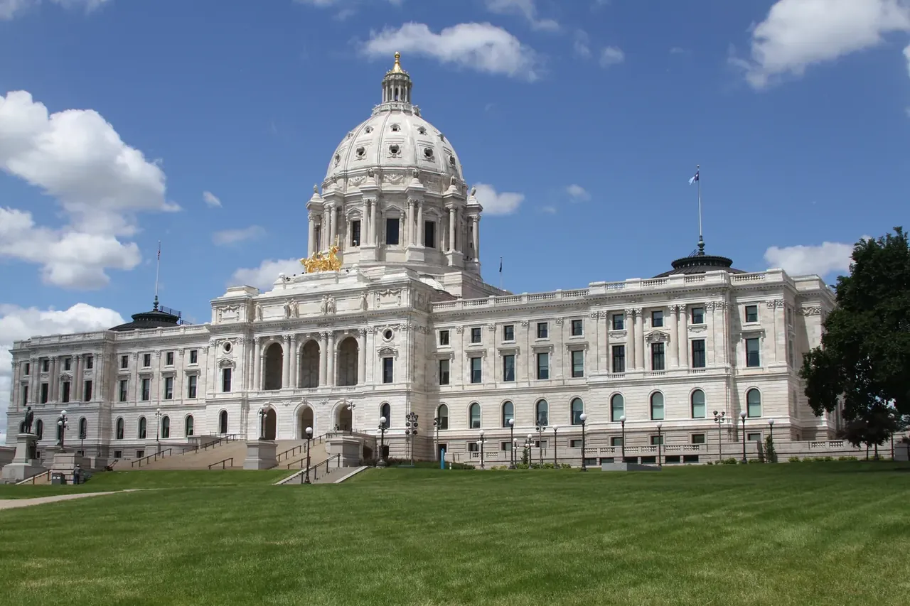 State Capitol with new Minnesota State Flag
St — Minnesota